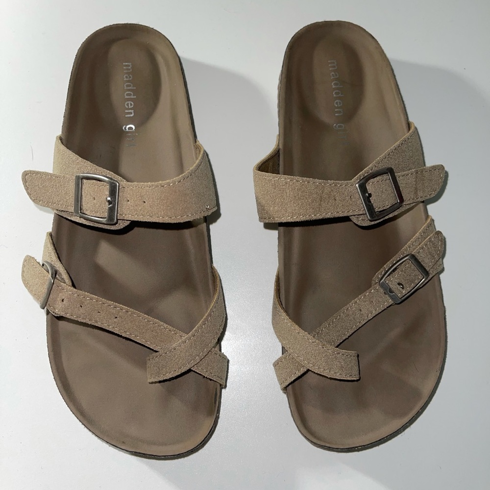 Crossed toe sandals